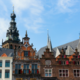 Gids geeft rondleiding in de martelkelder onder het stadhuis van Nijmegen, met zicht op oude martelwerktuigen.
