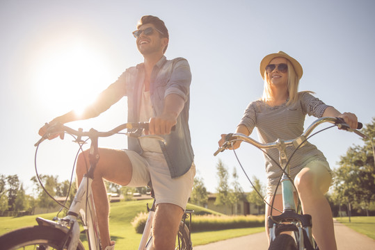 Paar Radfahren im Sommer